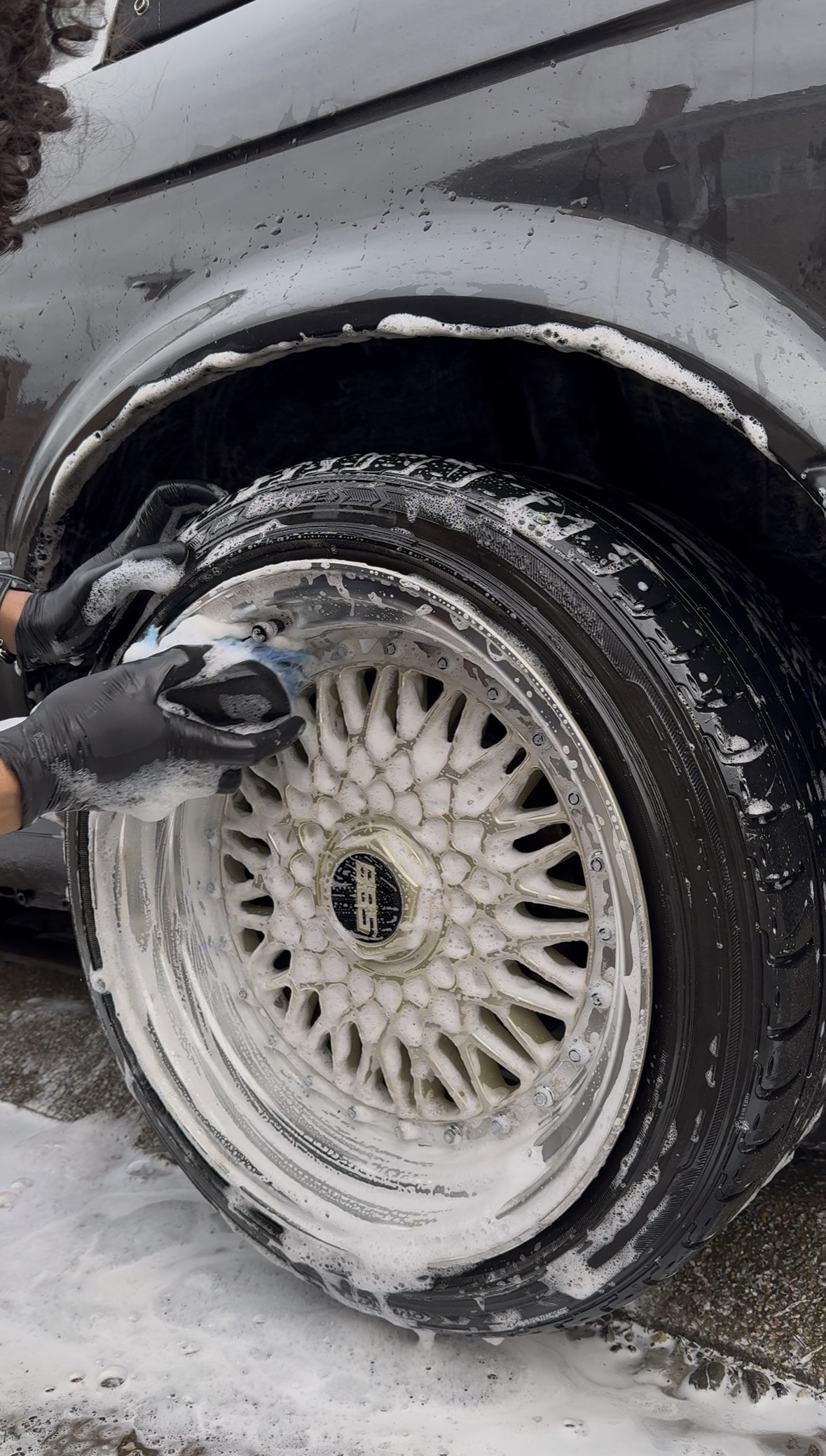 Nettoyage détaillé des jantes avec mousse